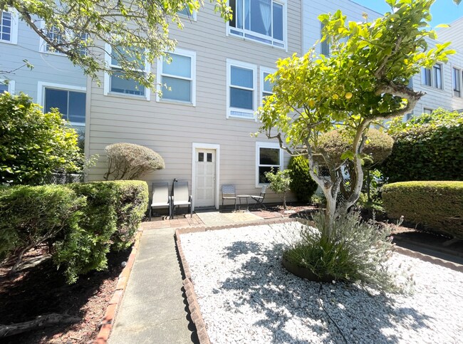 Building Photo - Marina: Bright Top Floor 1 Bed 1 Bath with...