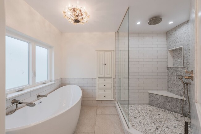 Building Photo - Luxury Living in Manhattan Beach