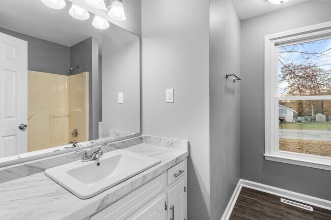 Building Photo - 4 Bedroom Pet Friendly Home For Rent On a Large Corner Lot!