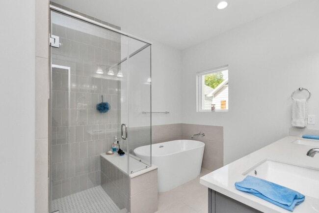 Building Photo - 3360 Pinemont Dr