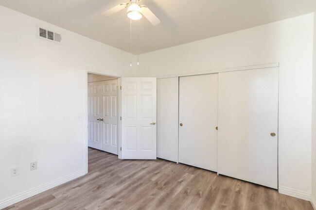 Building Photo - 2 Bedroom 2nd Floor West Vegas Condo