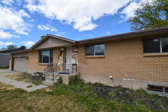 Building Photo - Updated 5 Bed West Valley Gem with Great Layout & Outdoor Living Space!!