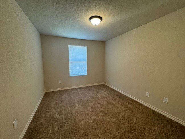 Building Photo - Super Nice! This Lovely 3 Bedroom 2 Bath T...