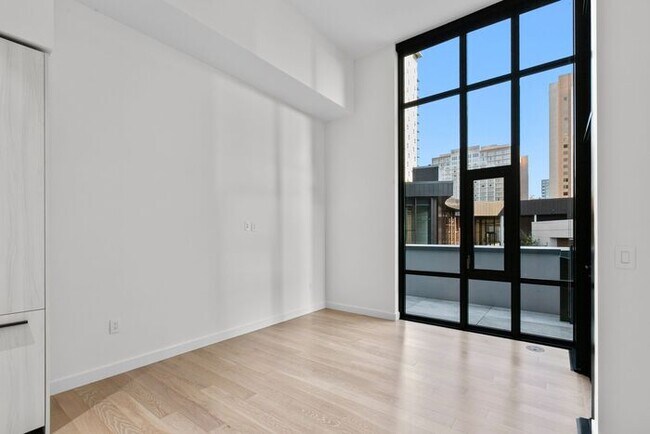 Building Photo - Luxury Executive Condo w/AC in the Heart o...