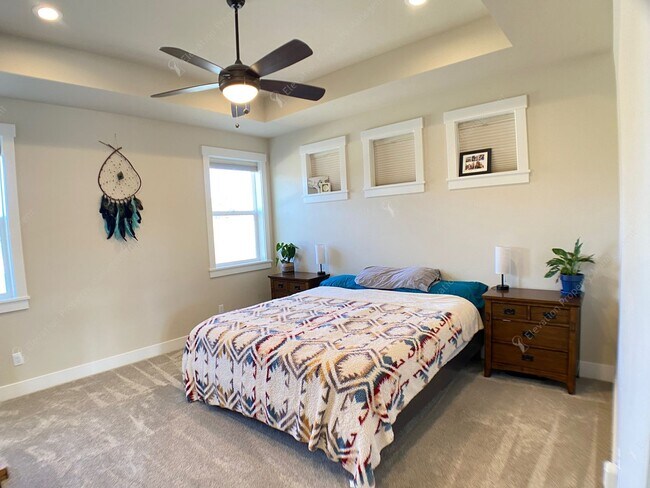 Building Photo - **Unfurnished** Single-level 3 BR-2BA  Home with Mountain Views