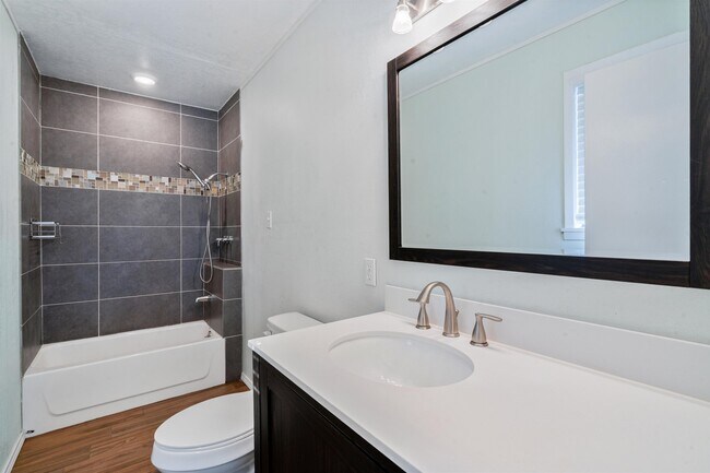 Building Photo - 1301 E 2nd St