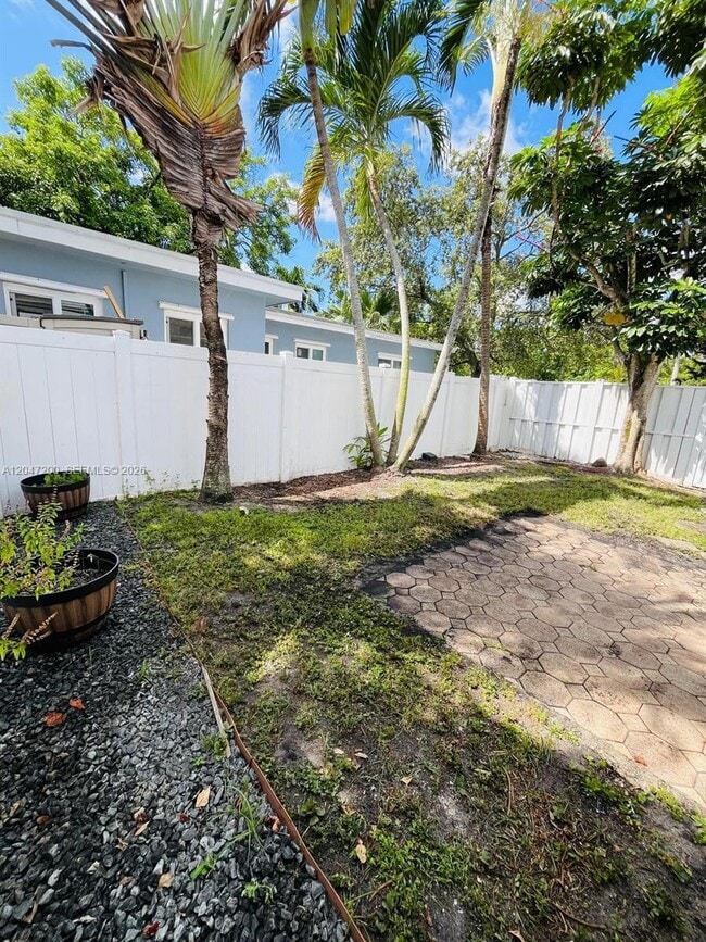 Building Photo - 2500 NW 9th Ln