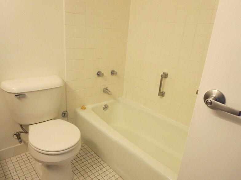 Building Photo - 5415 N Sheridan Rd