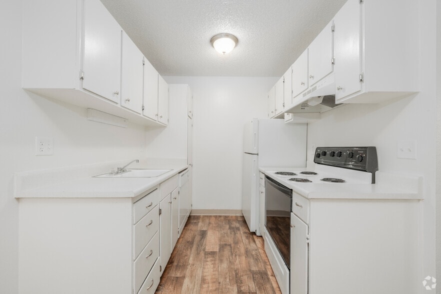 2BR, 1BA - 880SF - Kitchen - Westside Estates