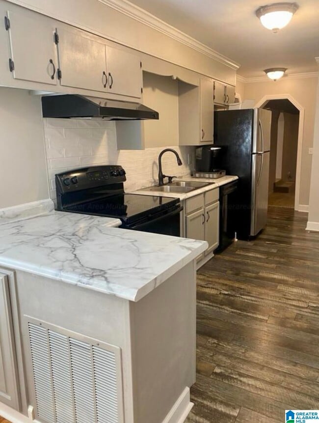 Building Photo - 1000 Highland Rd