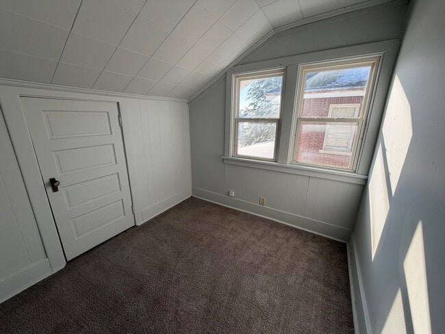 Building Photo - 922-4 Vermilion-