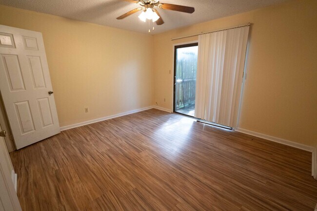 Building Photo - 2/1 Townhome in Twin Lakes
