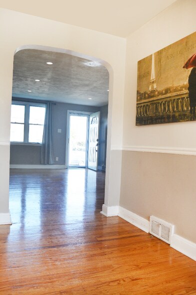 Building Photo - 10AZ Poplar Ave