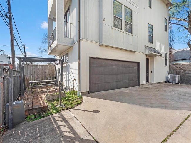 Building Photo - 3417 Gillespie St