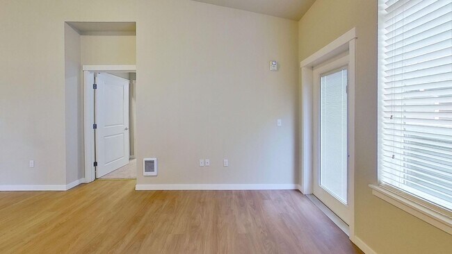 Building Photo - 3-bedroom 2 bath apartment in West Olympia - Rent Just Reduced, Apply TODAY!!
