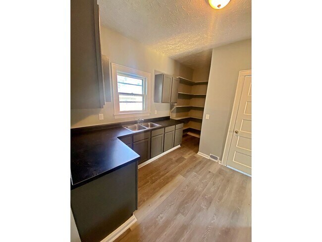 Building Photo - Little Bohemia 4 bedroom home