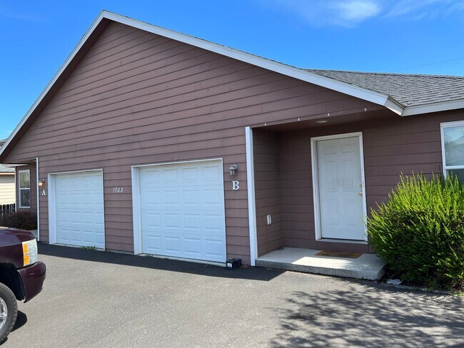 Building Photo - Sathern Duplex