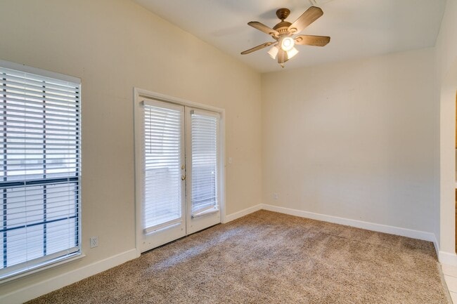 Building Photo - 2nd Floor Condo Near UNLV