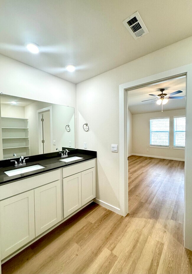 Building Photo - 5382 Selah St