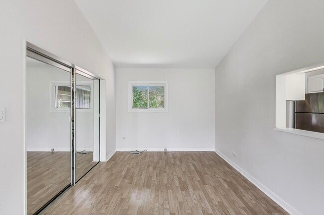 Building Photo - 904 S Chestnut Ave