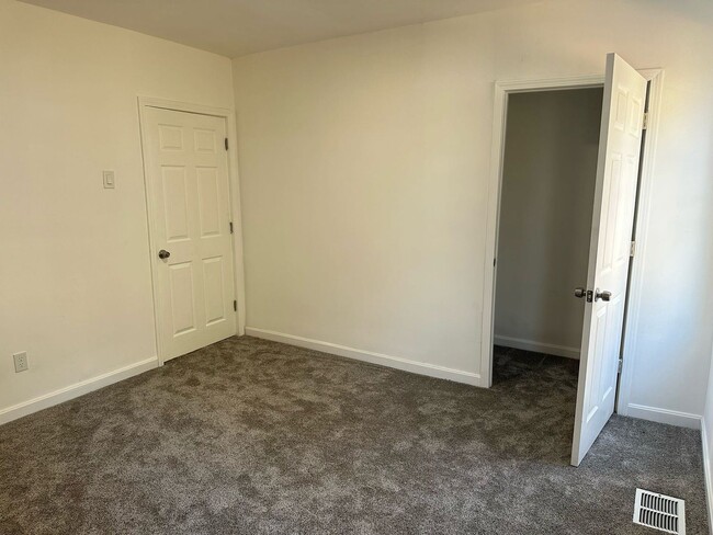 Building Photo - 3 br, 2.5 bath House - 417 E Burgess