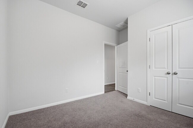 Building Photo - "Charming 3-Bed Oasis in San Marcos with 2 Full Baths – 1424 Sq Ft of Comfort!"
