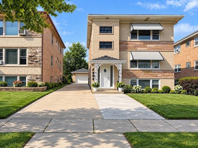 Building Photo - 8608 W Carmen Ave