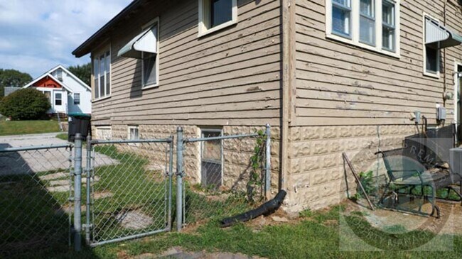 Building Photo - Comfortable 1 Bedroom/1 Bathroom/Aksarben-...