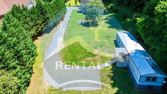 Building Photo - Charming 3-bedroom, 2-bath single wide trailer in Whittier, NC available now for year-long lease.