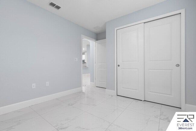 Building Photo - 10 Llovera Pl