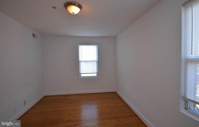 Building Photo - 1380 Bryant St NE