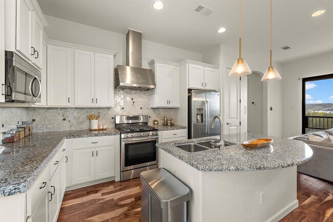Building Photo - 13803 Lakeview Dr