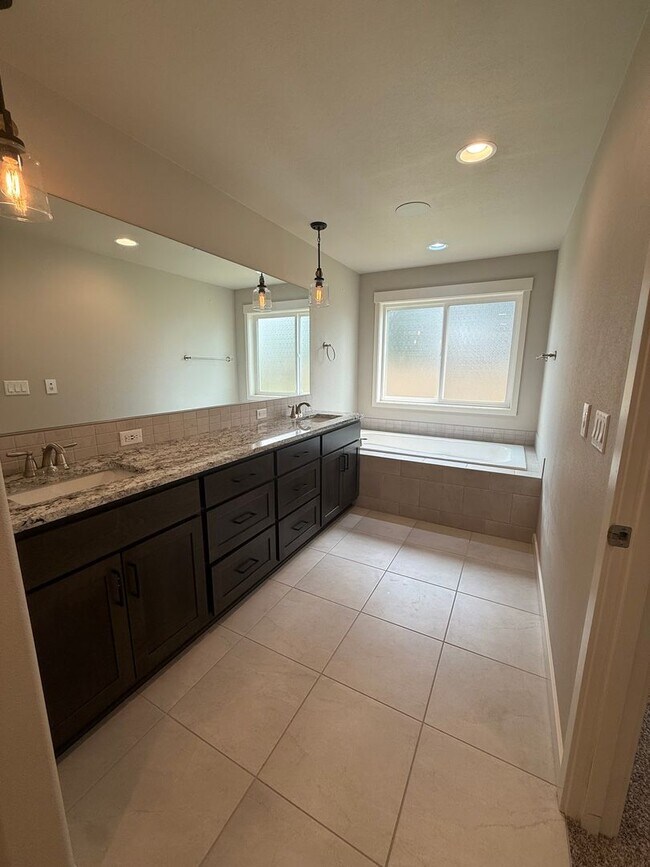 Building Photo - Beautiful Three Bedroom in Pasco Near Chiawana High School