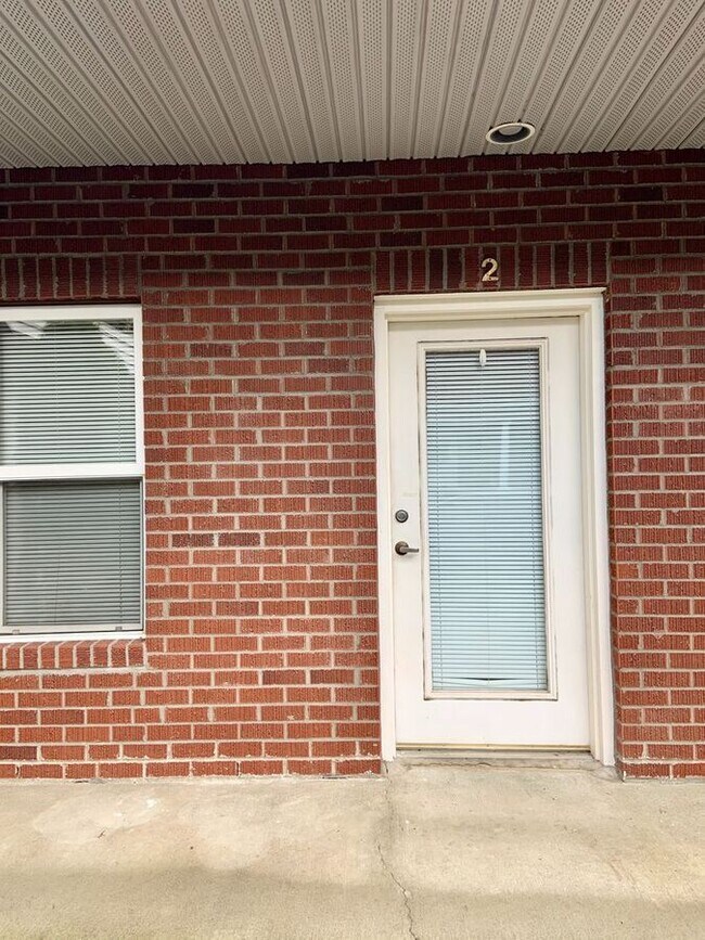 Building Photo - Cozy Studio Living with Parking and Pet-Fr...