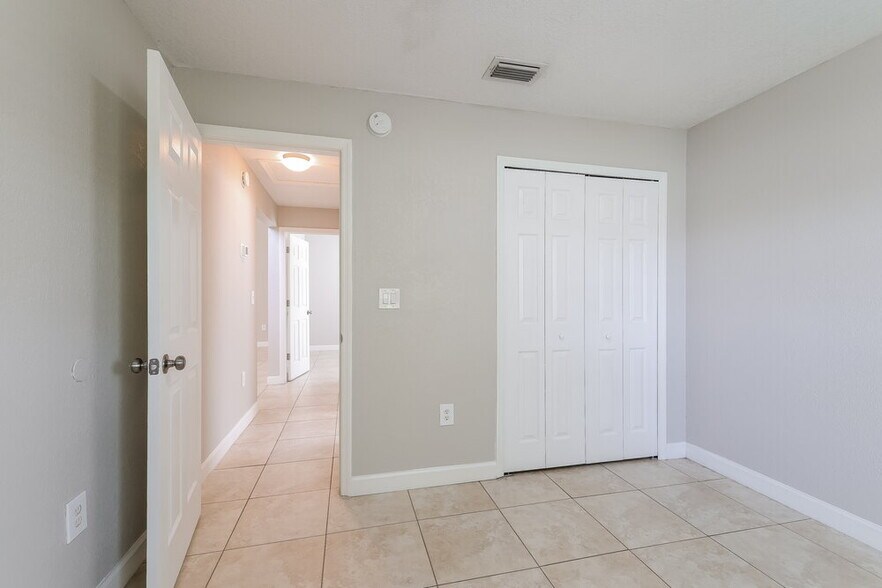 Building Photo - 2120 Cuxham Ct