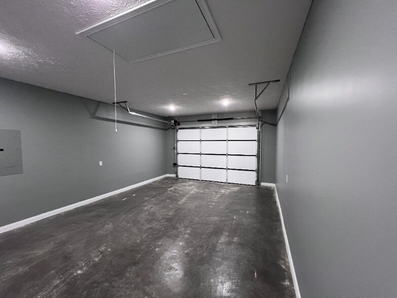 Building Photo - 104 Twin Oaks Dr