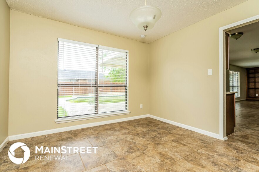 Building Photo - 2437 Channing Dr