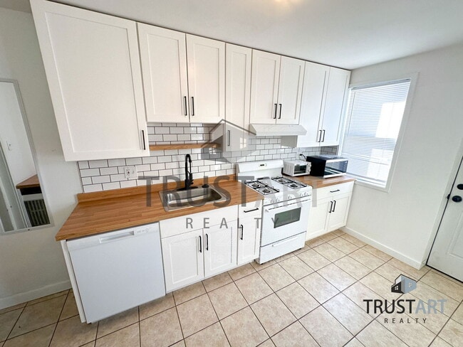 Building Photo - 2834 E Venango St