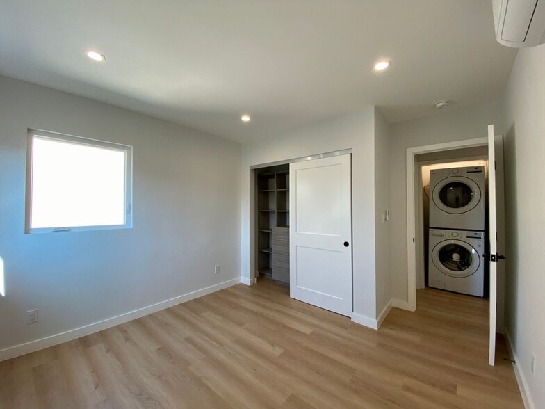 Building Photo - 3207 W 3rd St