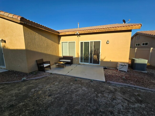 Building Photo - 3 Bedroom 2 Bath located in Mountain View DHS