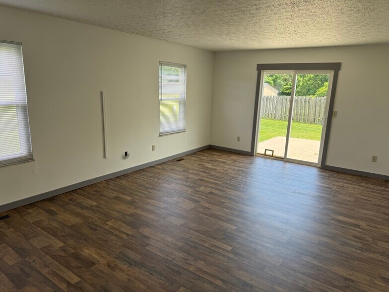 Building Photo - 475 Broadview Ct