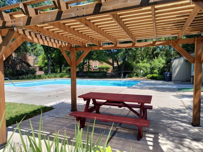 Building Photo - Newley Updated 4 bedroom, 2.5 bathroom Tow...