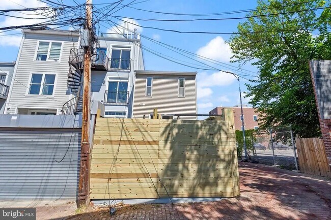 Building Photo - 116 Thomas St NW