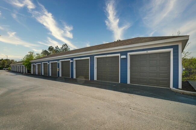 Building Photo - Pavilion at Lake Eve