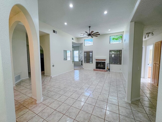 Building Photo - 544 Eagle Dr
