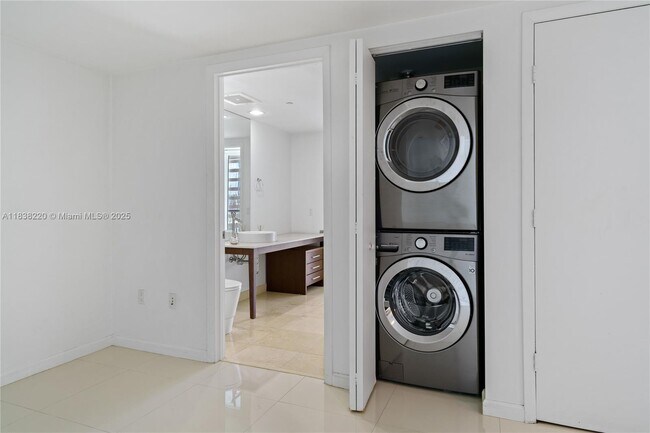 Building Photo - 495 Brickell Ave