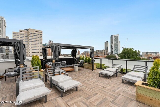 Building Photo - 139 Christopher Columbus Dr