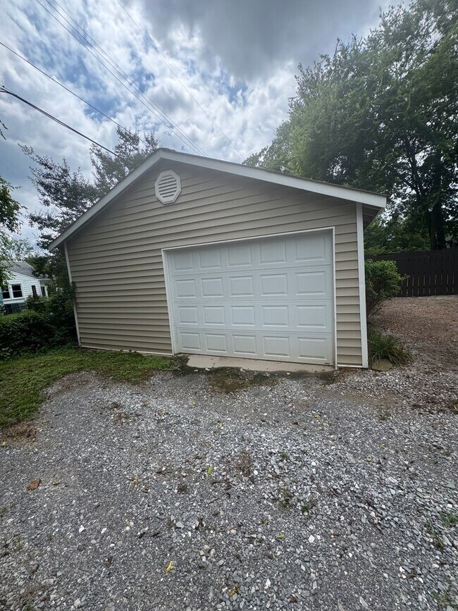 Building Photo - Knoxville 37917 - 2 bedroom, 1 bath - call Lisa Vineyard 865-216-9334