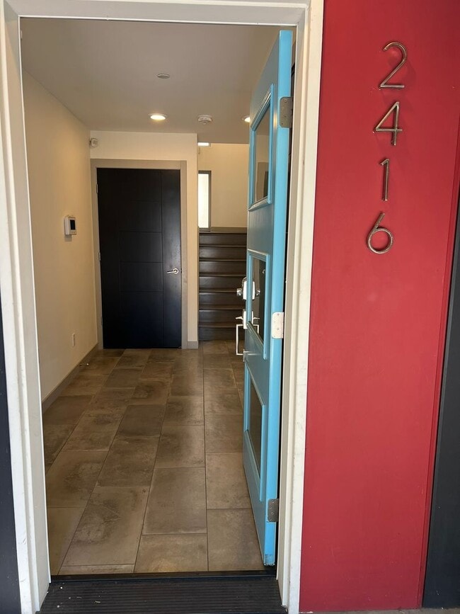 Building Photo - LUXURY ALKI 3 BED TOWNHOME FOR RENT W EXPANSIVE WATER VIEWS!