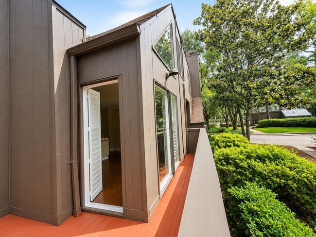 Building Photo - 246 Litchfield Ln